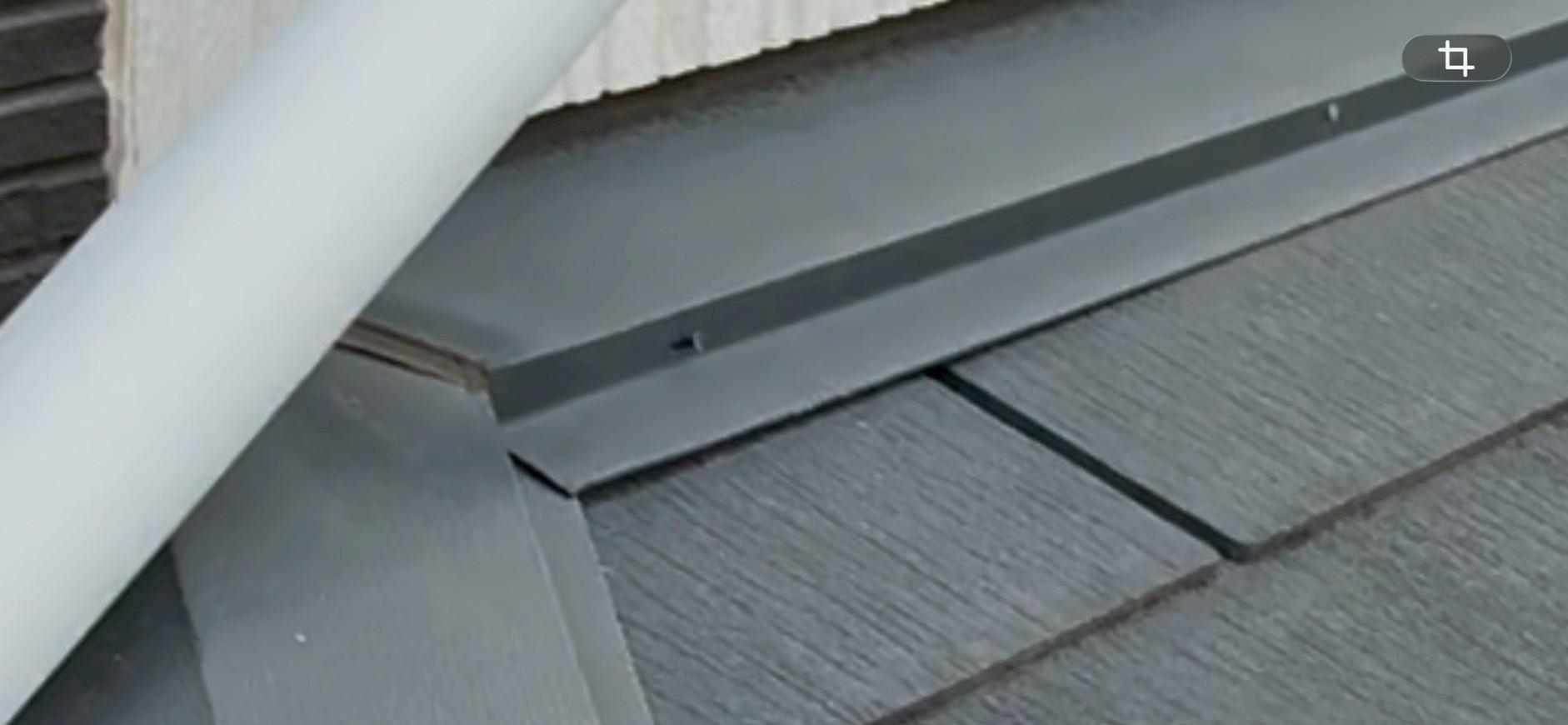 固定釘が浮いている板金