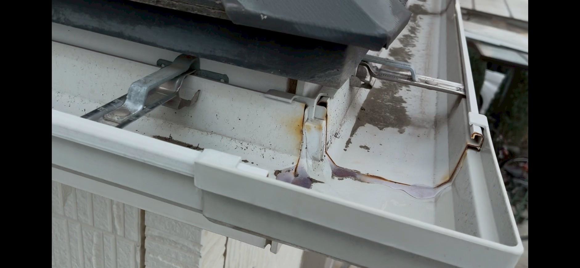 軒樋の継手にサビが発生