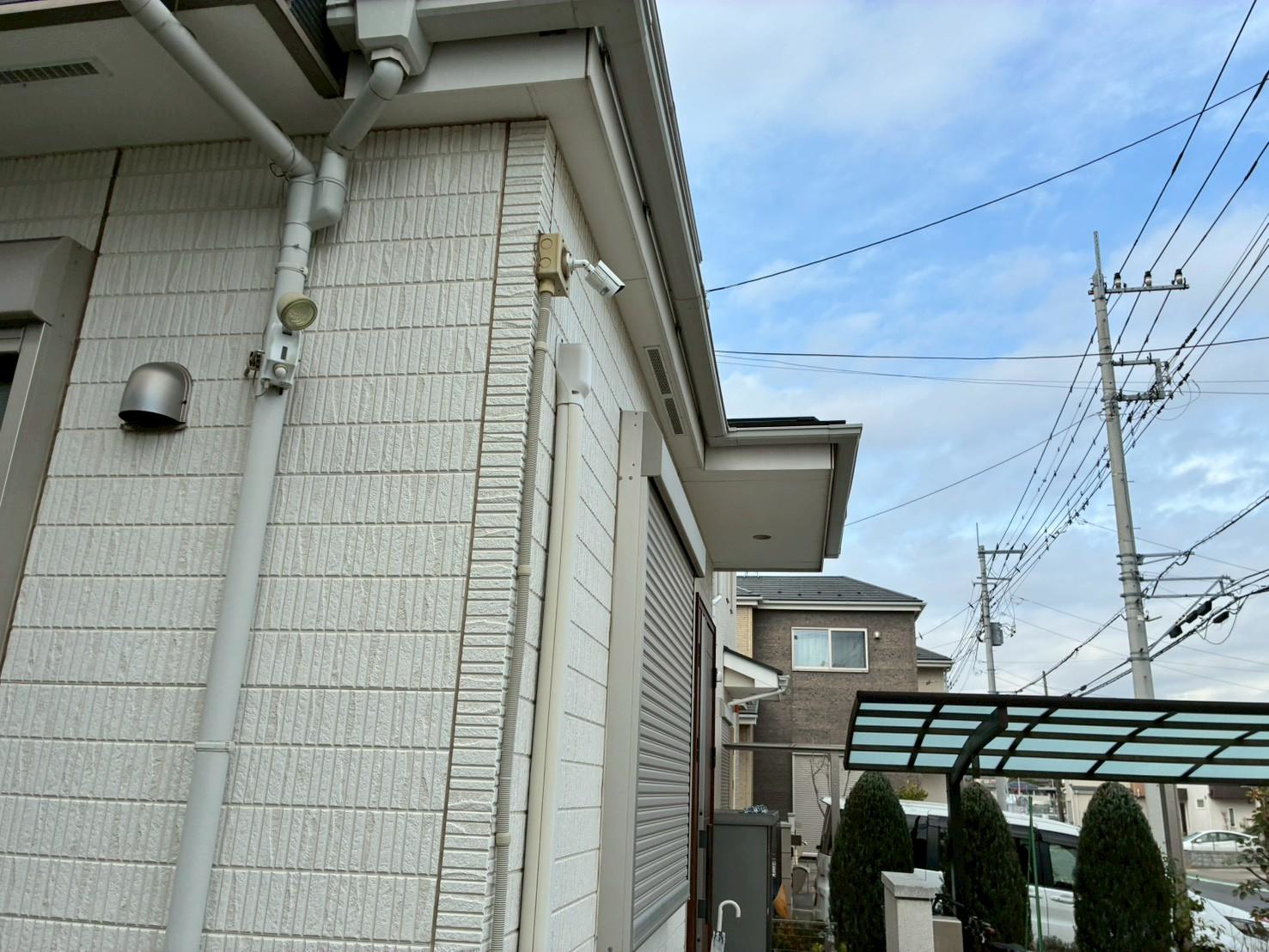 シーリングが黒ずんでいる白い外壁