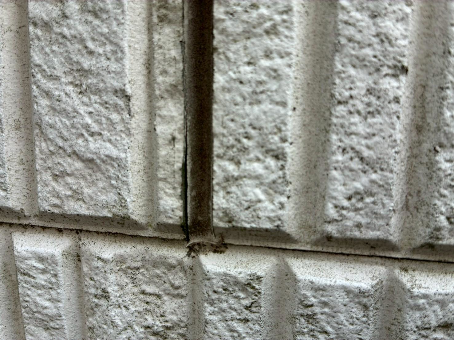 シーリングが剥離して隙間が空いている