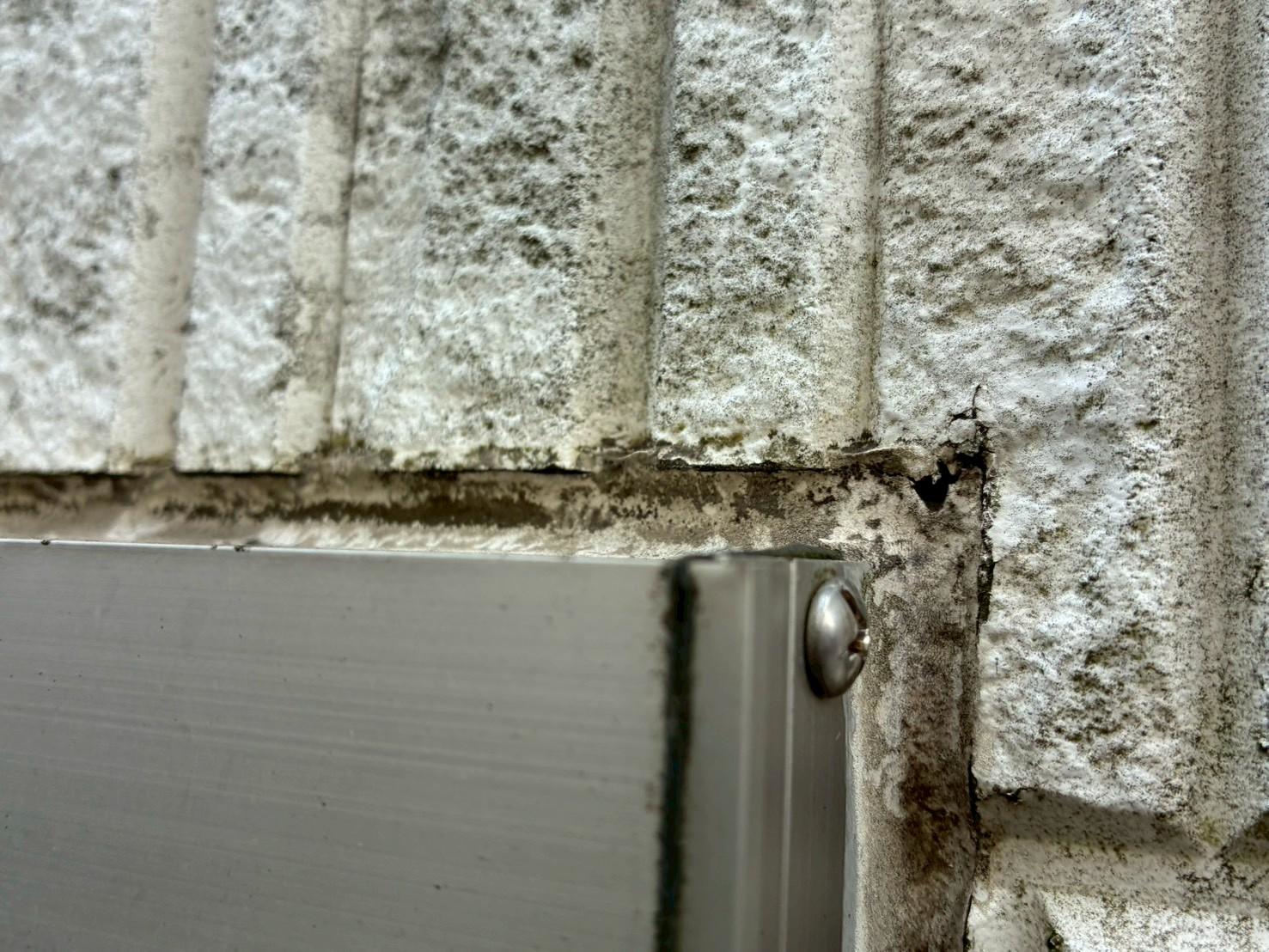 シーリングが劣化してひび割れと汚れが発生