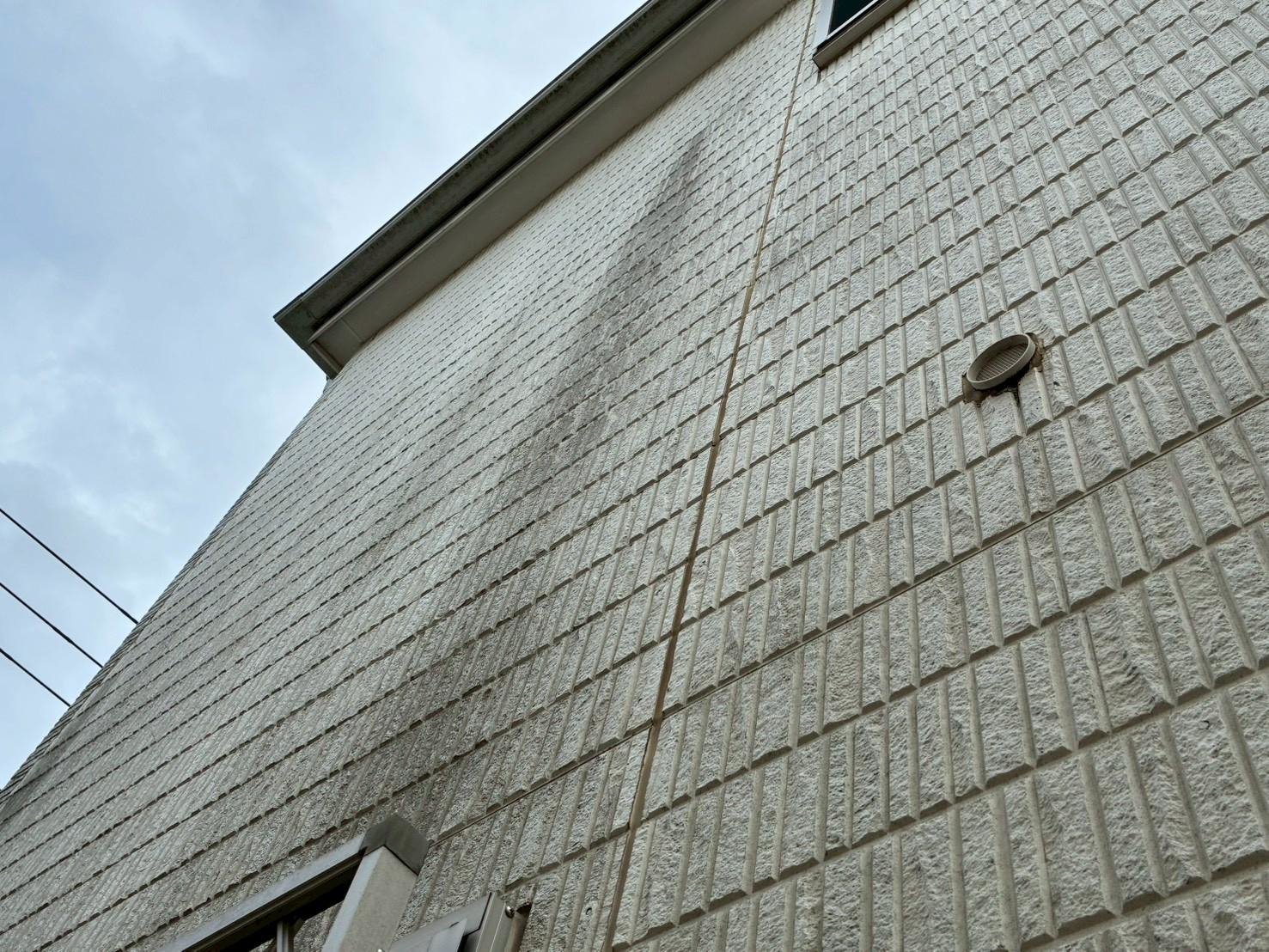 汚れた白い外壁を見上げて2階もチェック