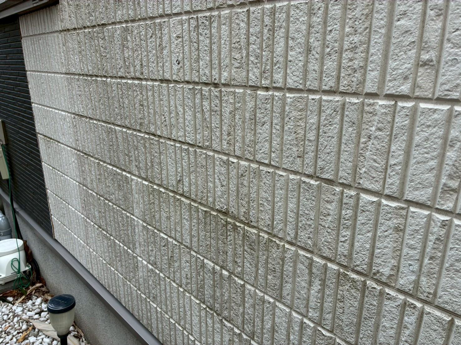 白い外壁に汚れが付着している