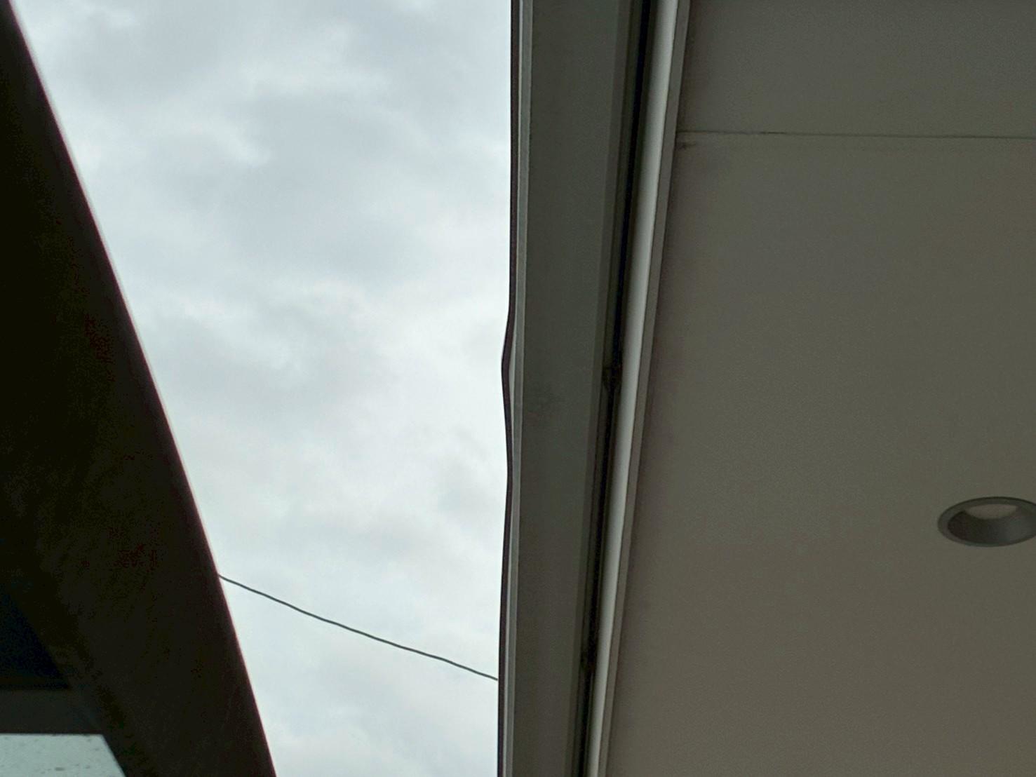 下から屋根を見上げると軒樋が変形している