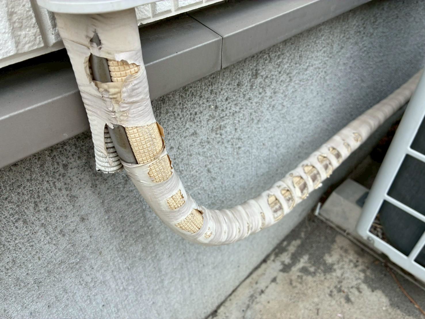 冷媒管の保護テープが劣化し剥がれている