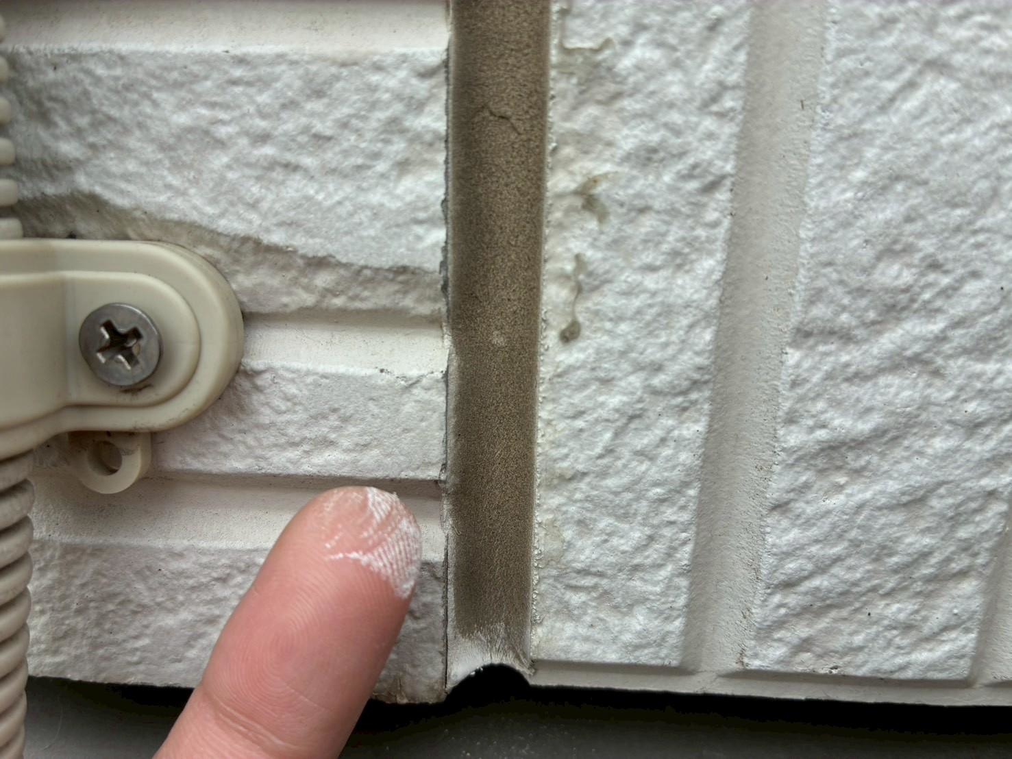 チョーキング現象が発生している黒ずんだシーリング