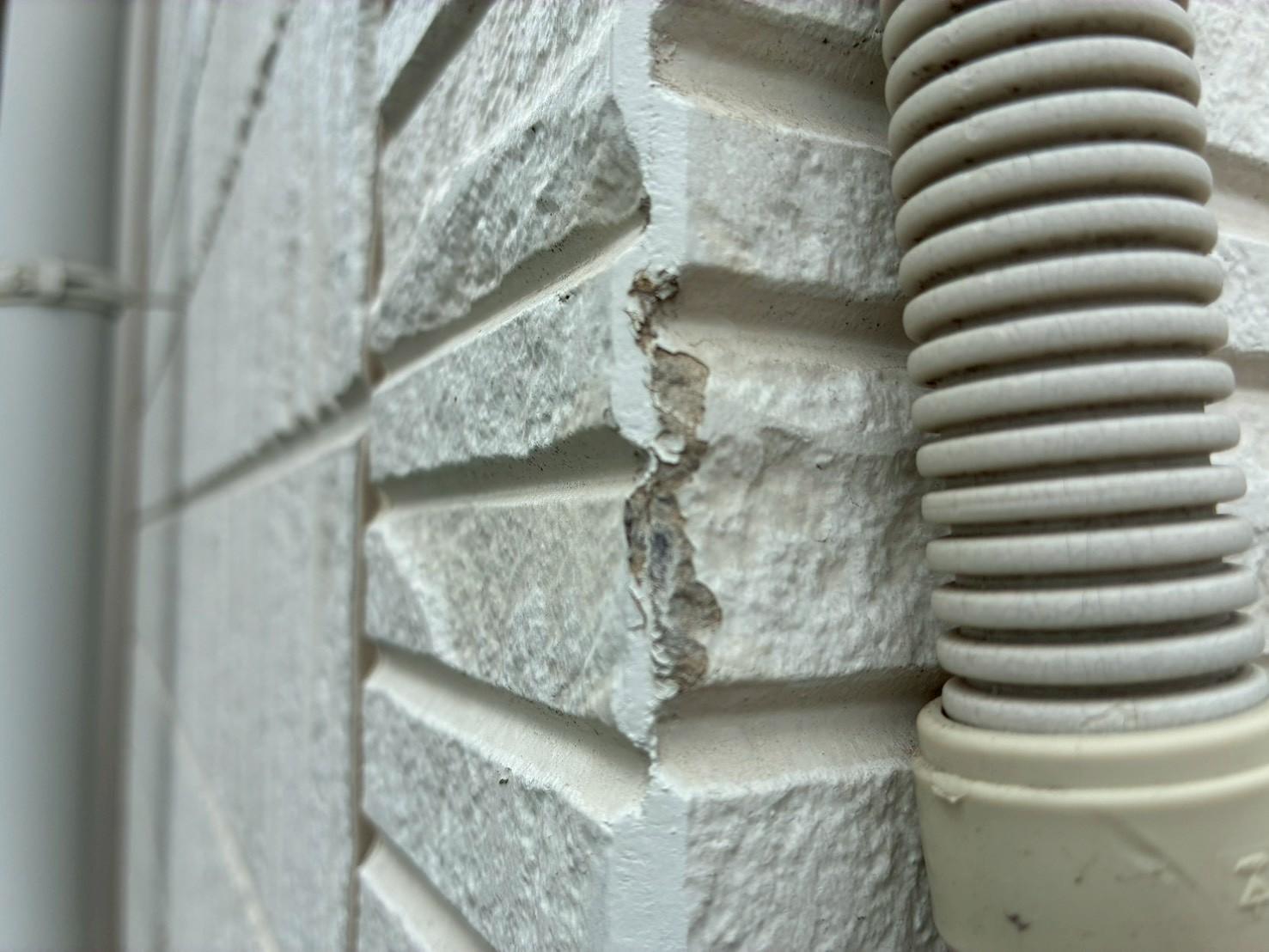 サイディングのコーナー部分が欠けて下地が見えている