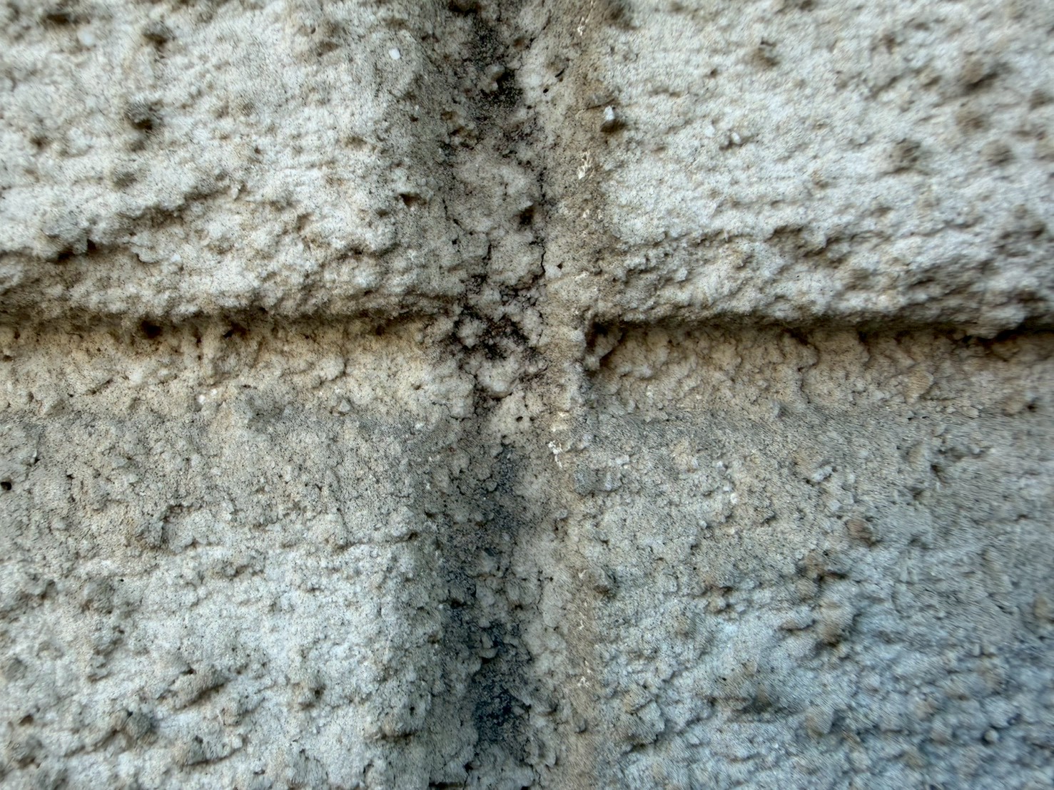 外壁の目地でひび割れが発生している吹付塗装外壁