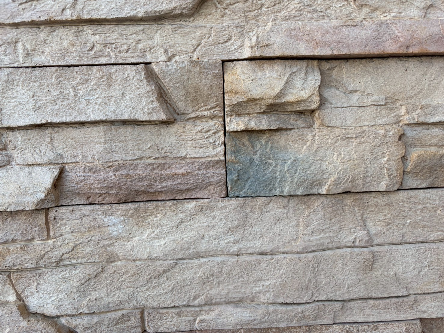 青黒い汚れが発生した擬石タイル