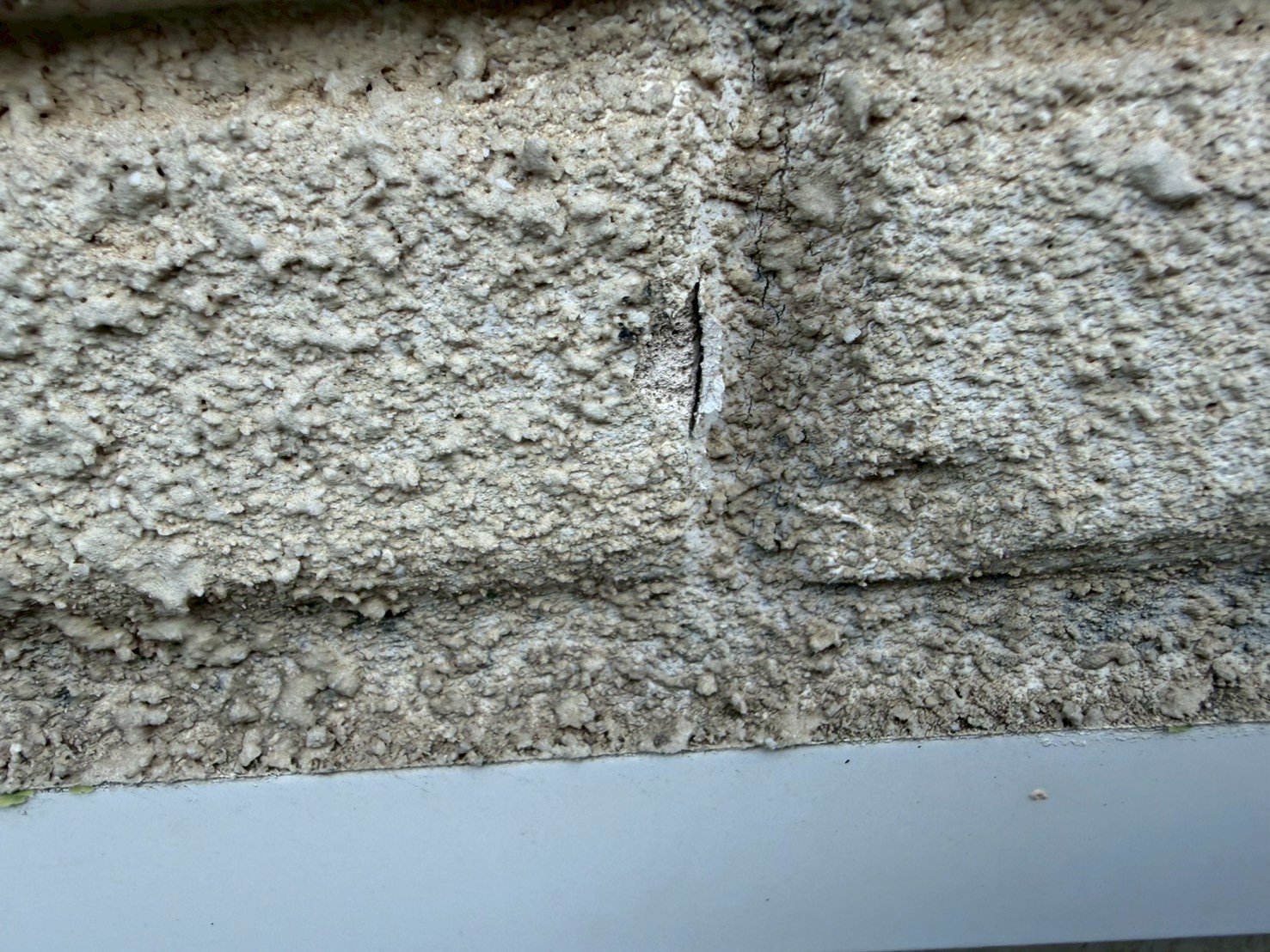 塗装剥がれが発生している吹付塗装外壁