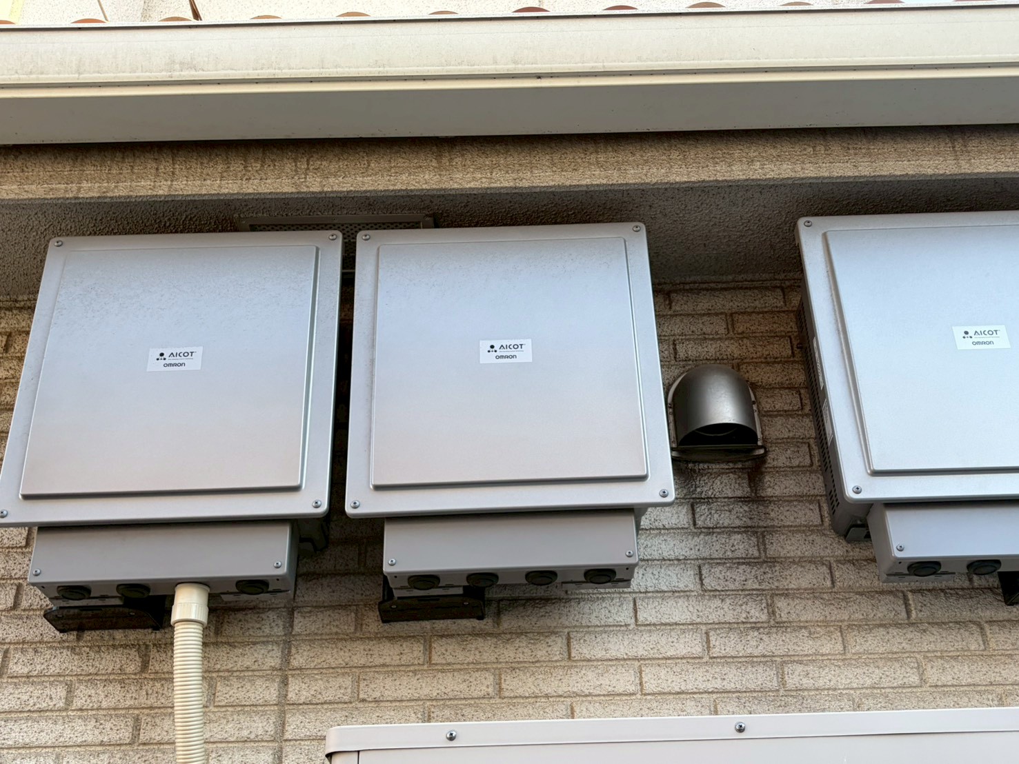 フード周りに汚れが付着している外壁