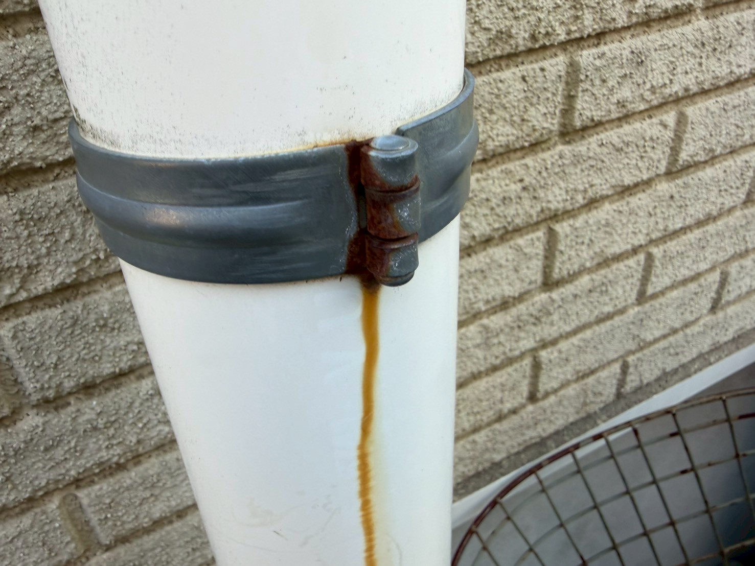 固定金具から出たサビが樋を伝っている
