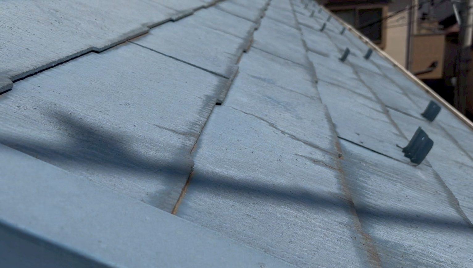 ひび割れから雨水が入りシミが発生している屋根