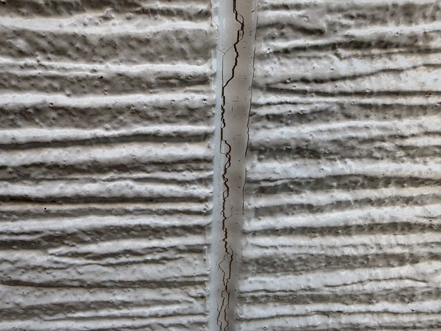 シーリングのひび割れを近づいて確認