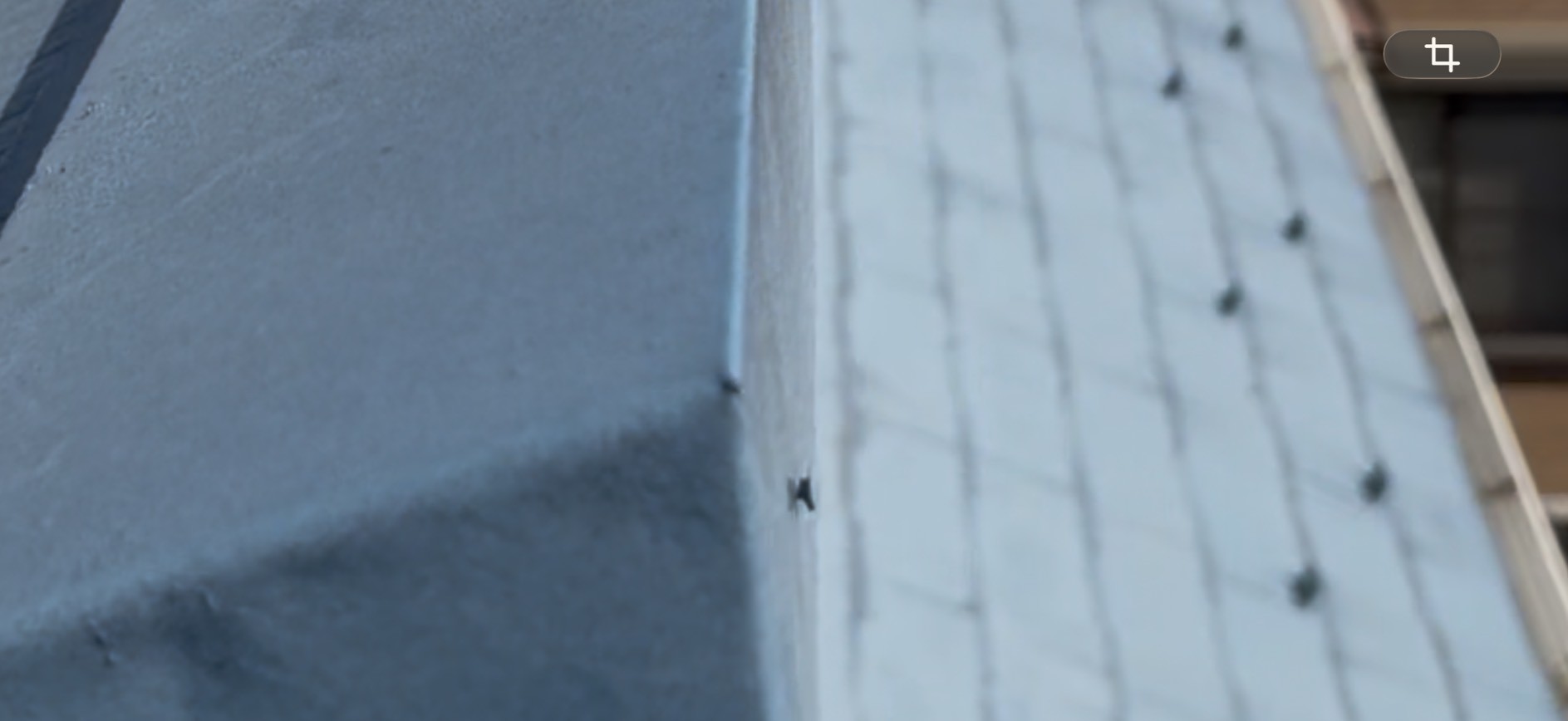 板金の浮いた釘を横から眺める