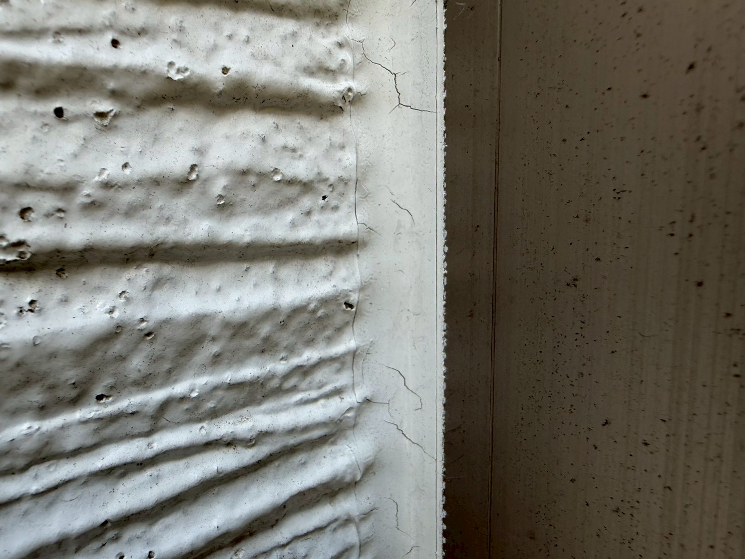 シーリング表面のひび割れと外壁のピンホール