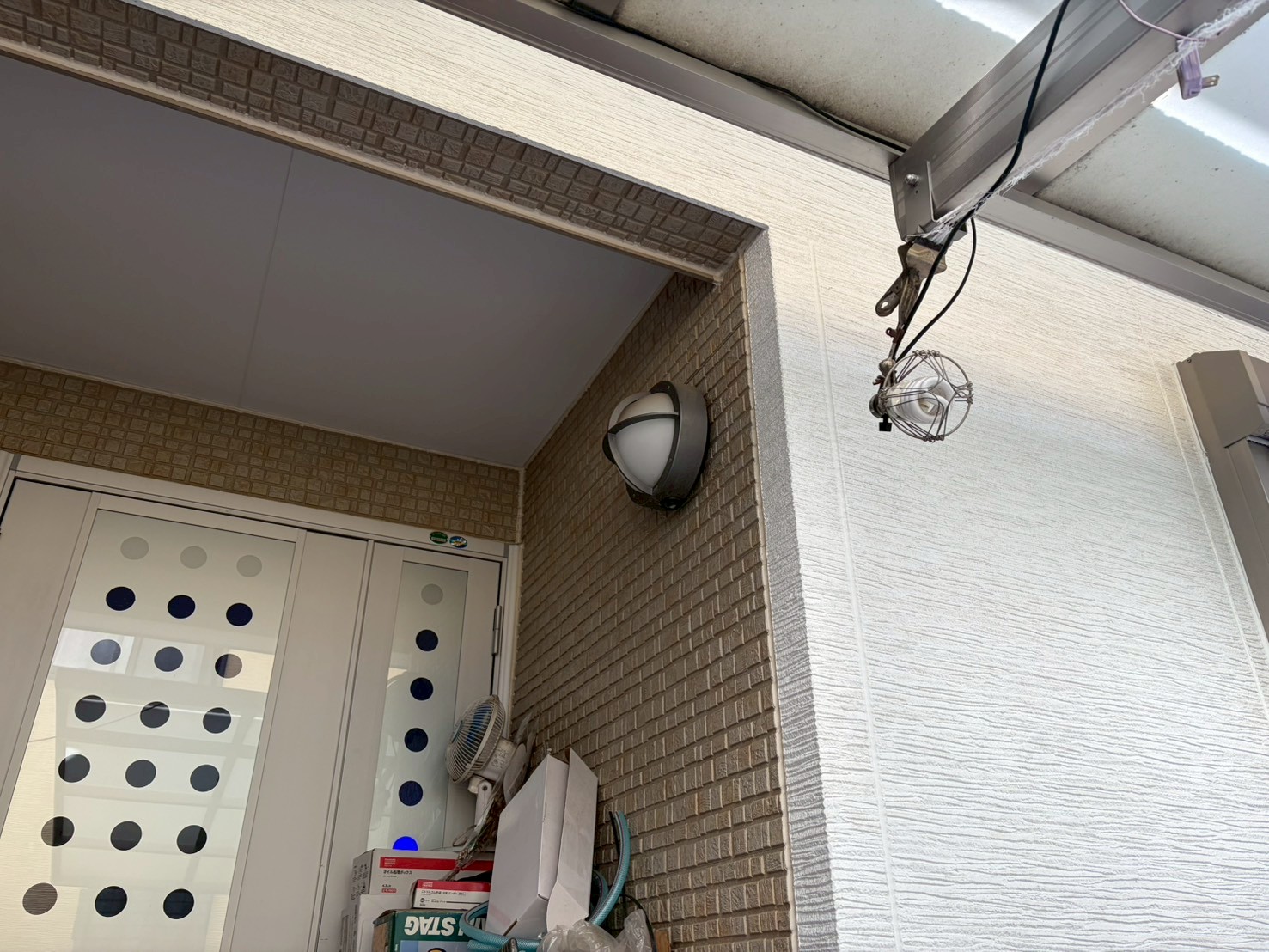 玄関前の外壁をチェック