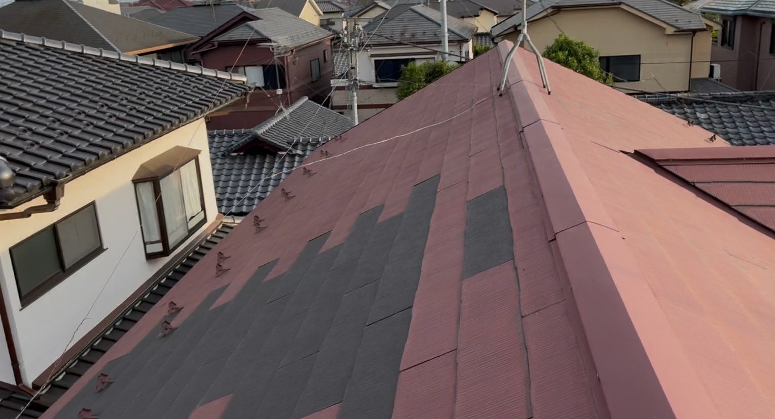 棟部分から見た部分葺き替えをしたスレート屋根