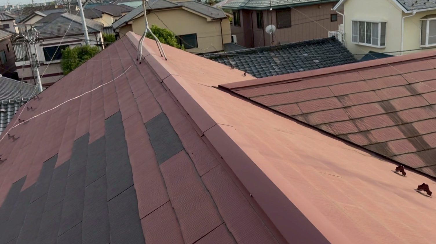 【鴻巣市】苔と変色が広がるスレート屋根を調査！雨漏りを防ぐ屋根カバー工事をご提案