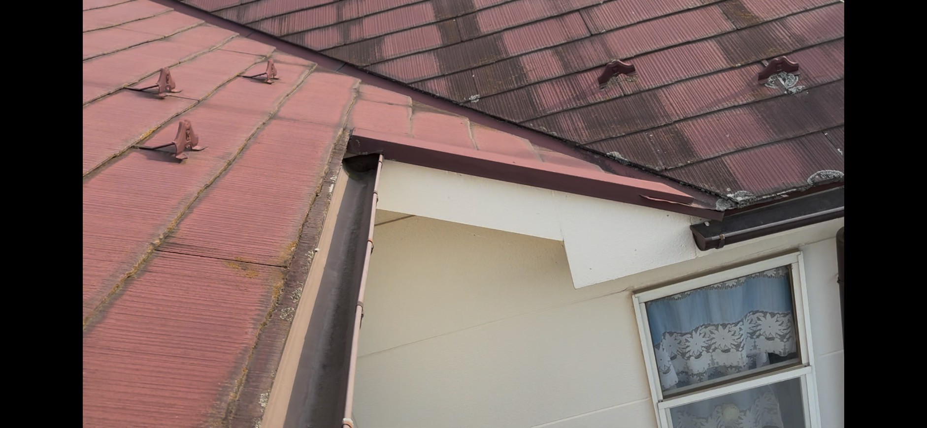 谷周りの劣化と雪止め金具の浮き