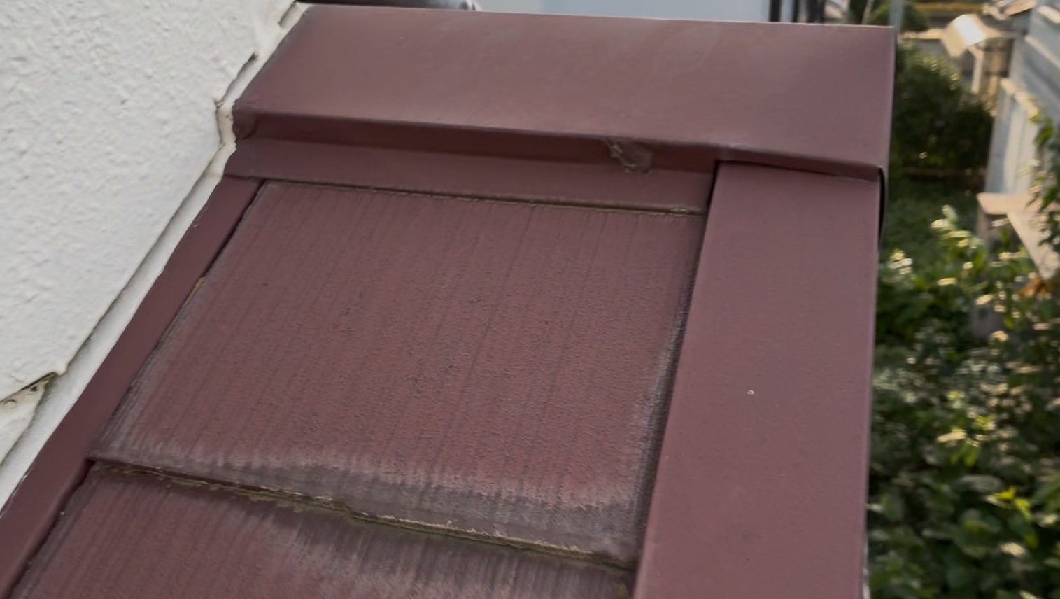 変色したスレート屋根を近くで確認