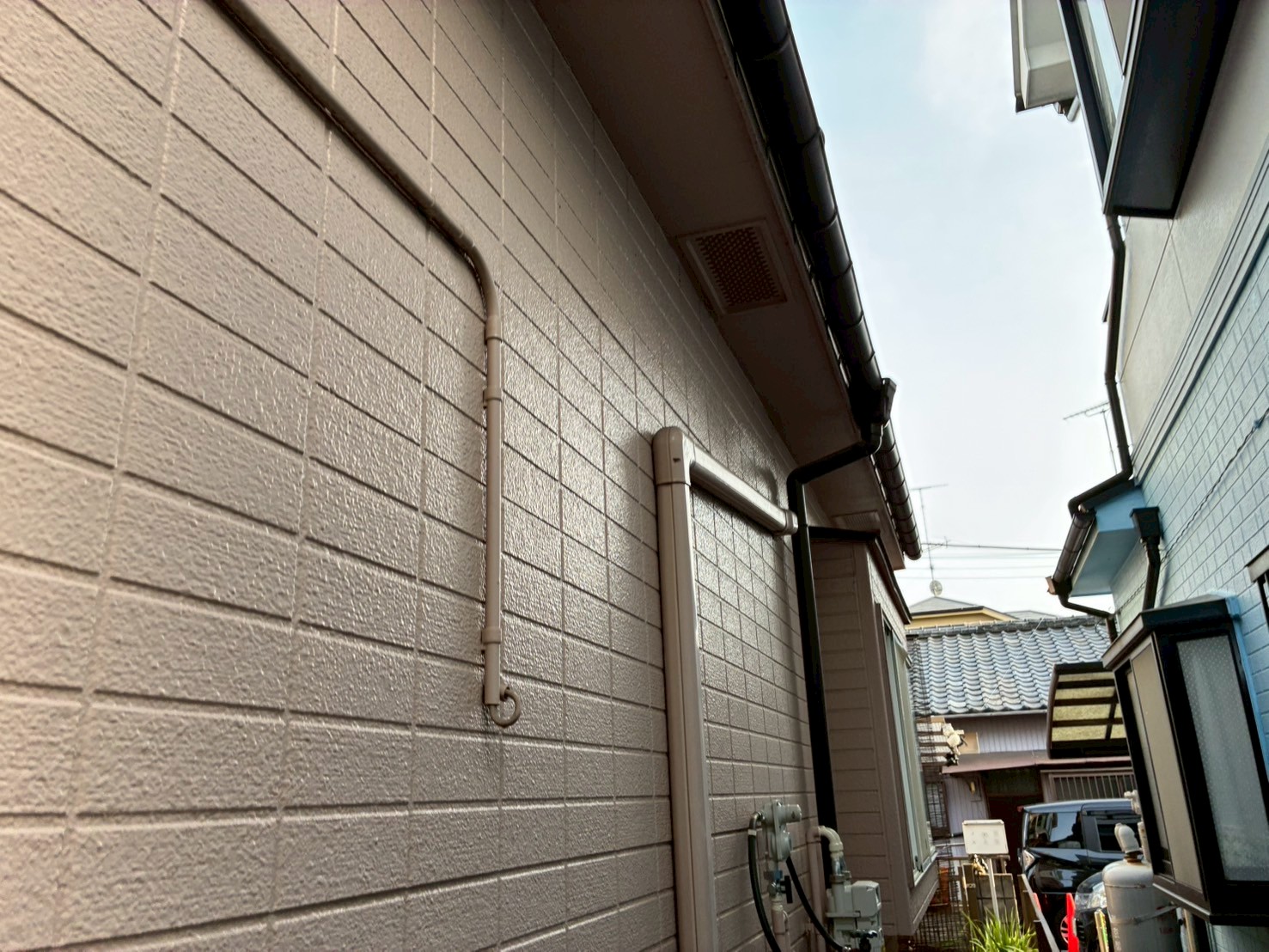 外壁の劣化状況を建物の裏側から確認