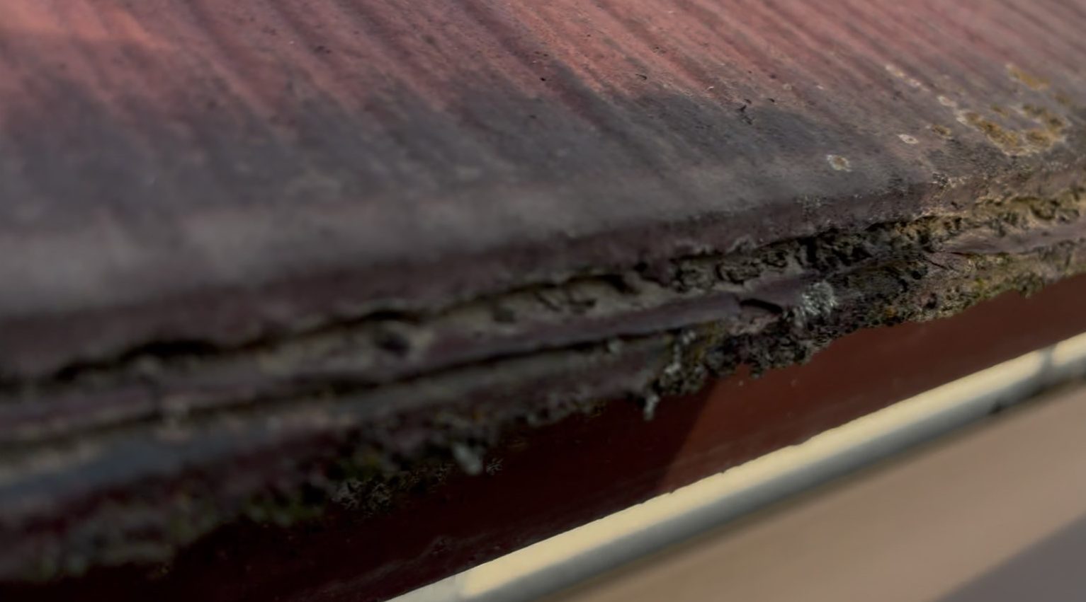 朽ちかかっている軒先部分のスレート材