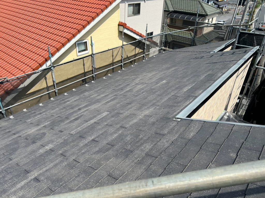 退色したスレート屋根全景