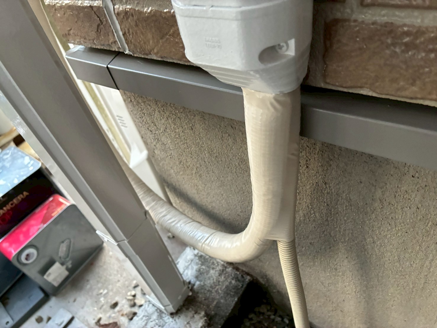 配管テープを巻き直して綺麗になったエアコン配管