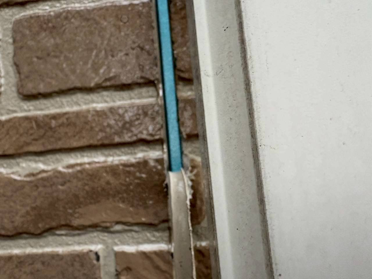 石目柄サイディングのシーリング除去中