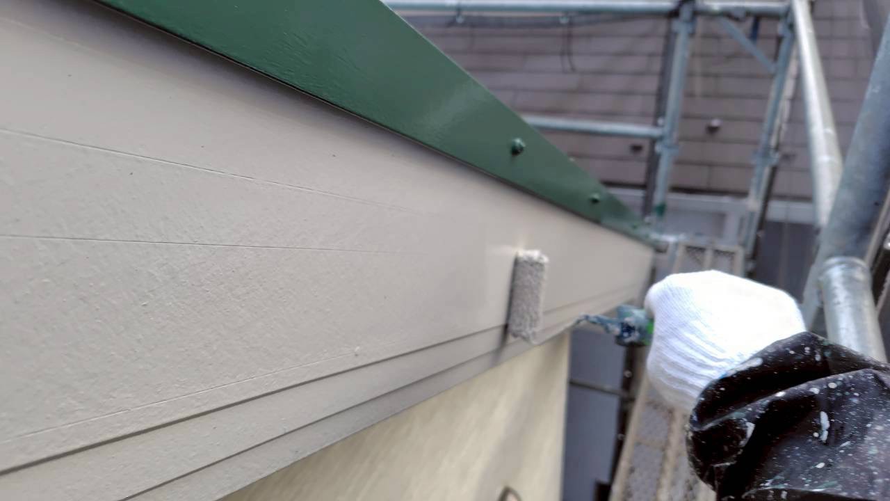 破風板を白い塗料で塗り替え