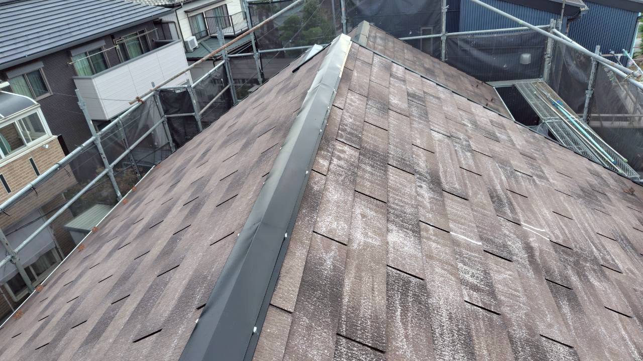 棟板金の固定ビスにシール打ち完了