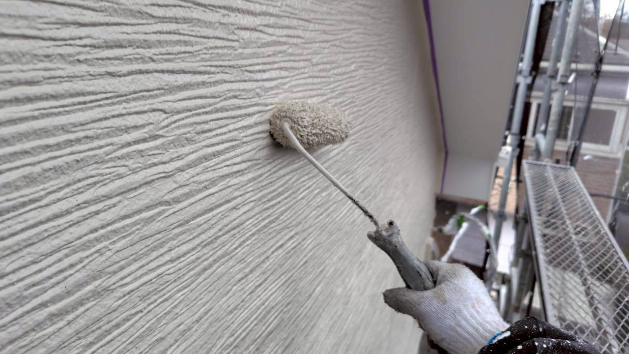 2回に分けて丁寧に外壁塗装を施工中