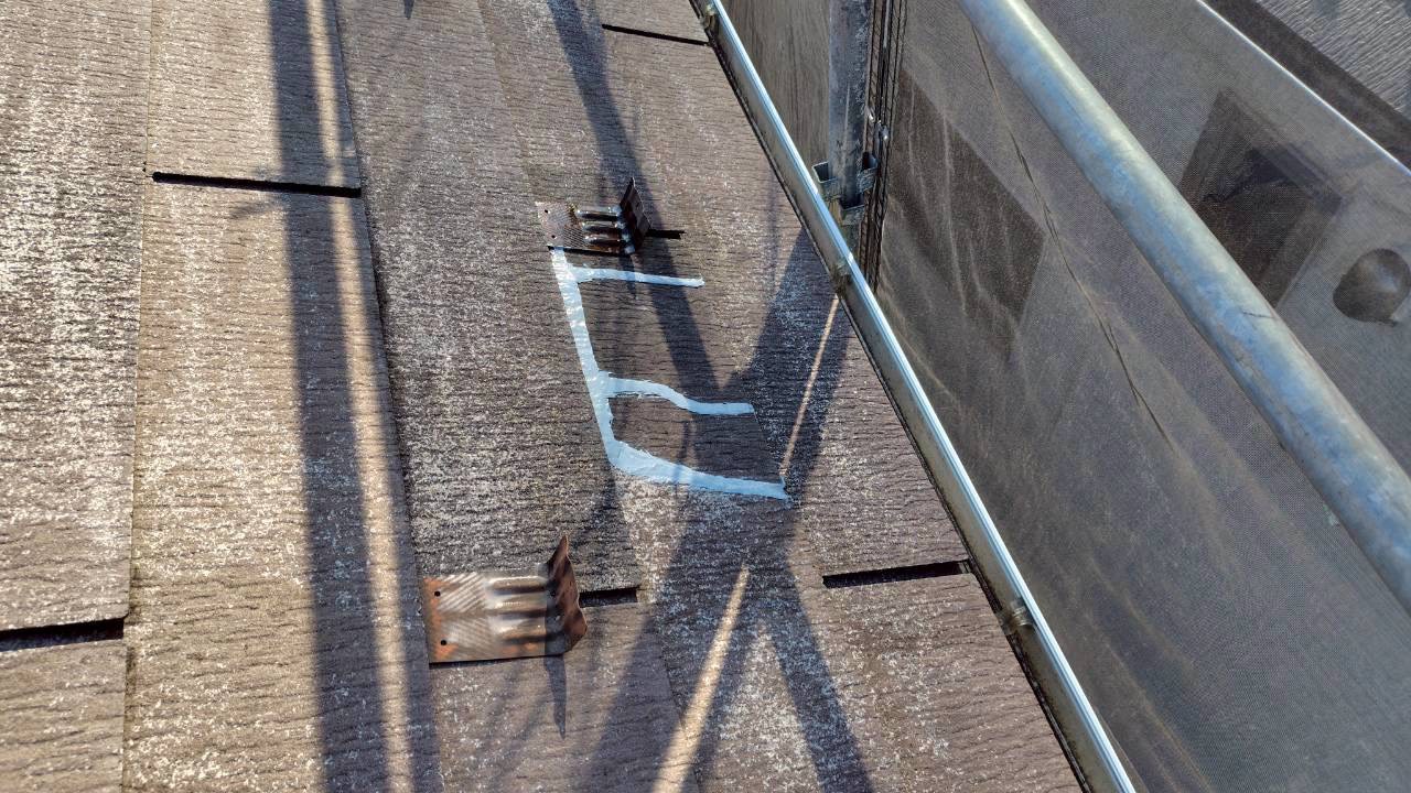 ひび割れたスレート屋根にシーリングで補修