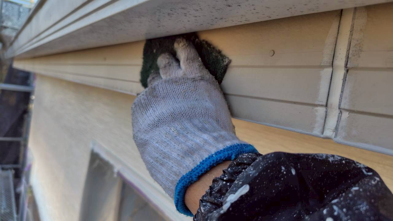 破風板をケレン作業中