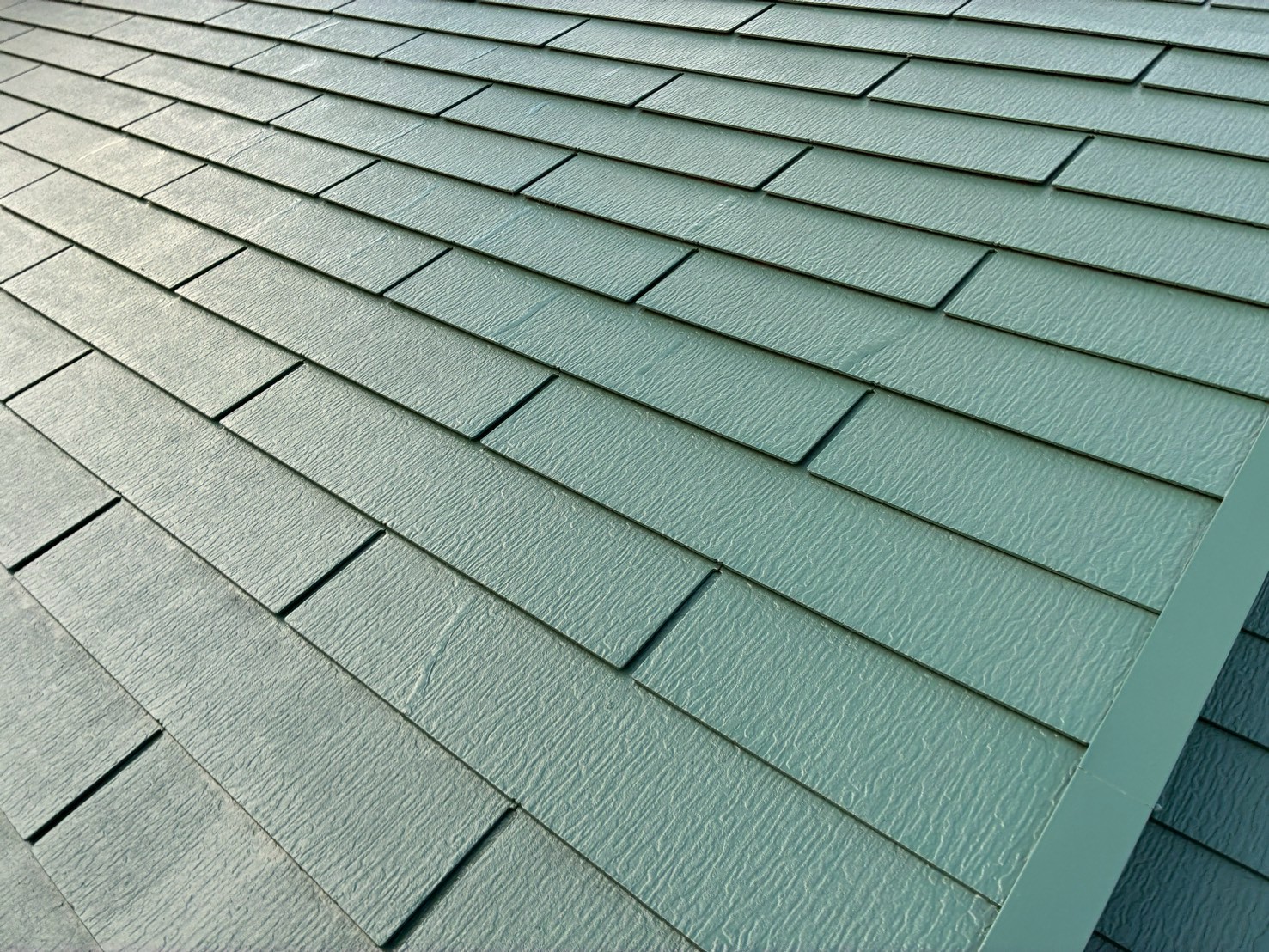 綺麗に仕上がった塗装後のスレート屋根