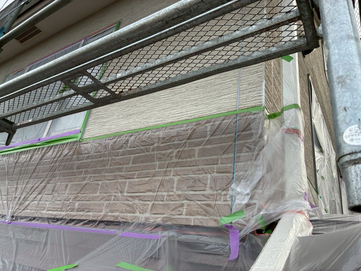 石目柄のサイディングを養生