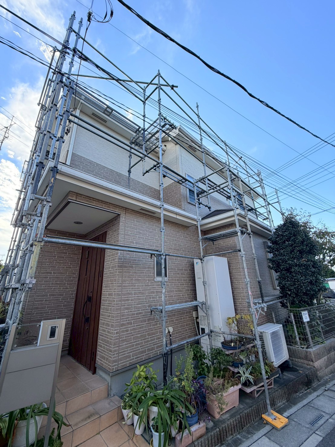 外壁屋根塗装用の足場組が完了