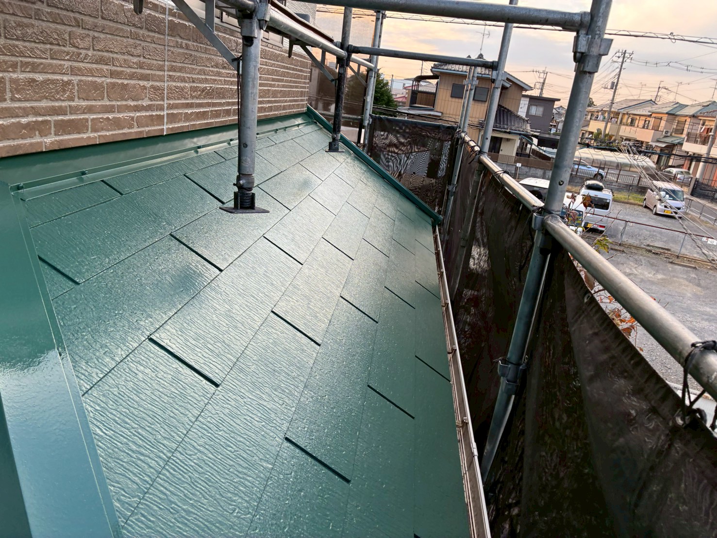 屋根塗装が完了した下屋のスレート屋根