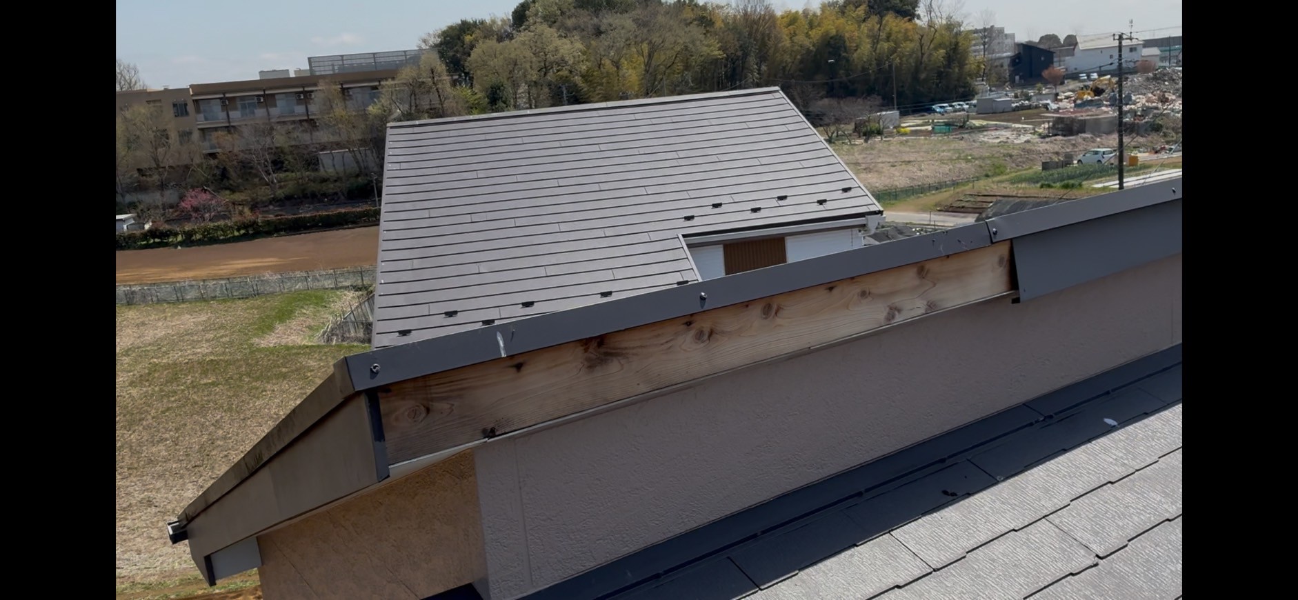 棟板金が外れて木下地がむき出しになった屋根