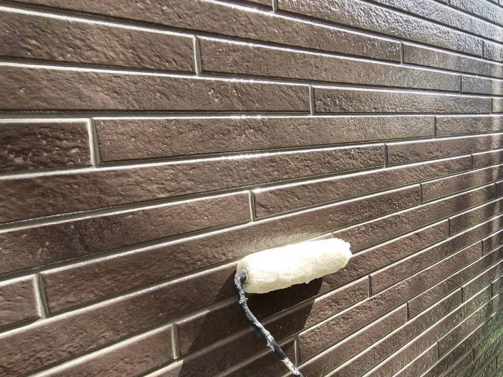 外壁の上塗り作業