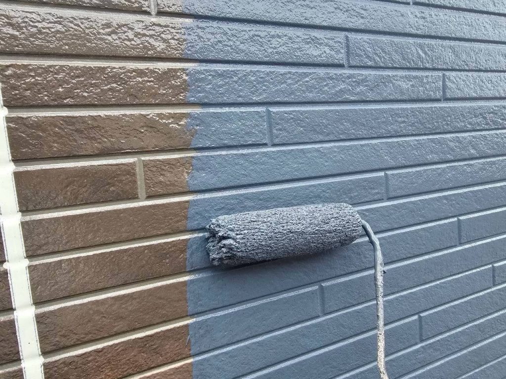 外壁の中塗り作業