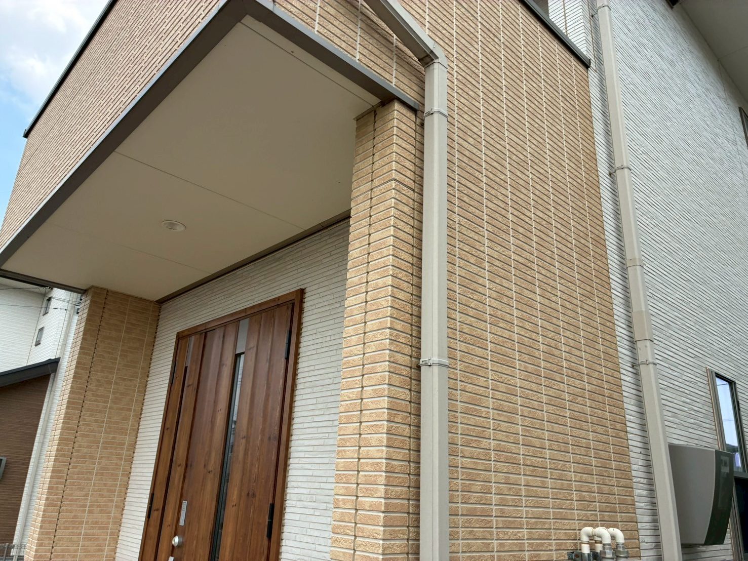 玄関上にある庇の軒天をチェック