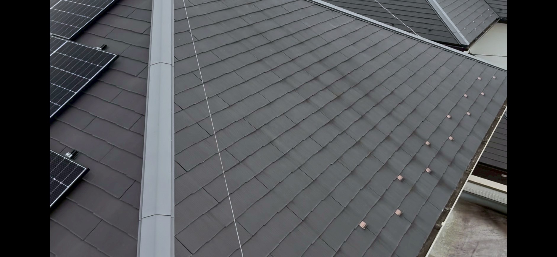 棟板金の変形が見られない綺麗なスレート屋根