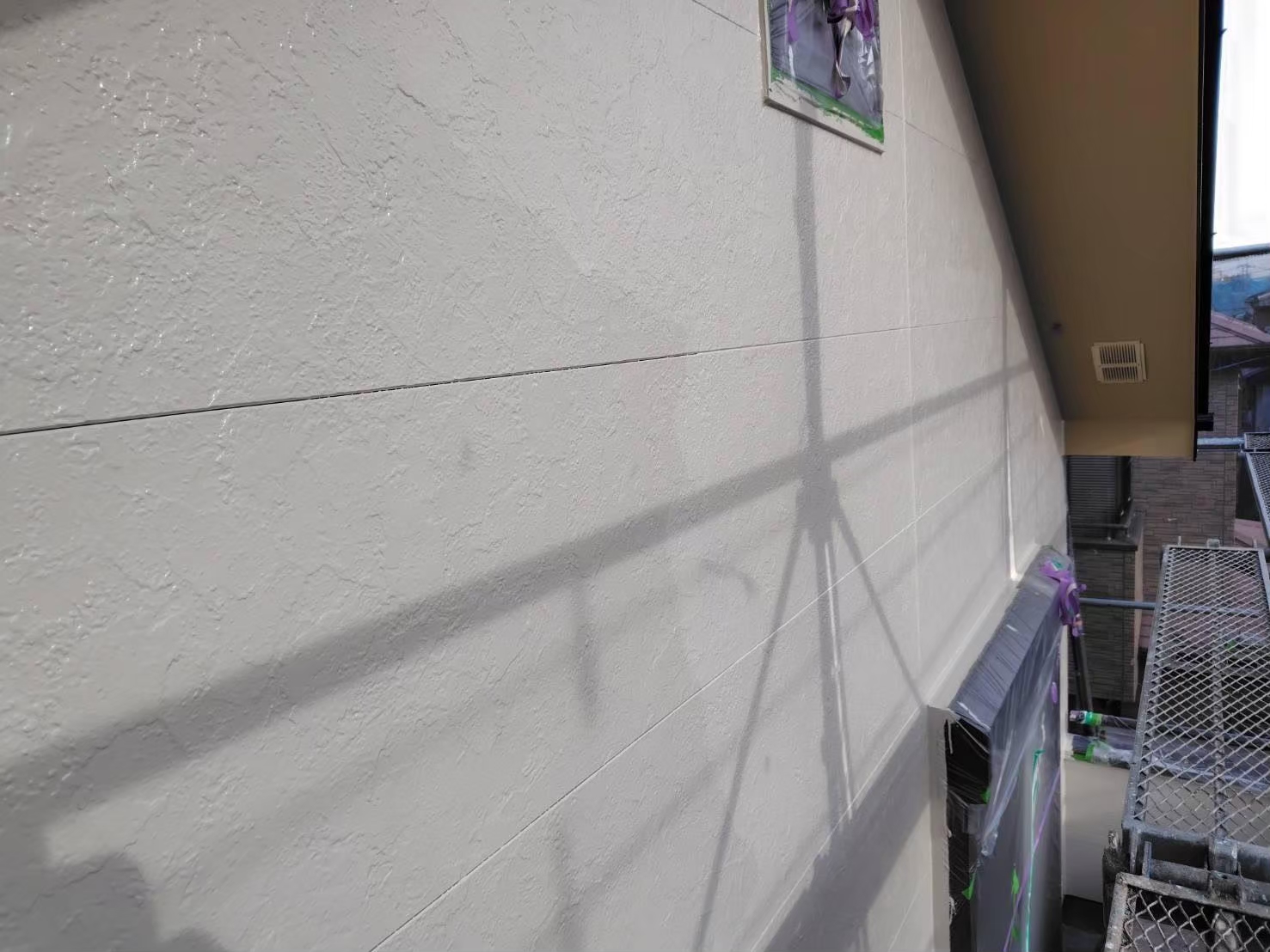 外壁塗装が完了した白い外壁