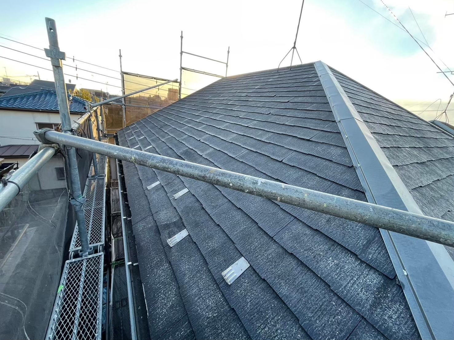 高圧洗浄で古い塗装が剥がれたスレート屋根