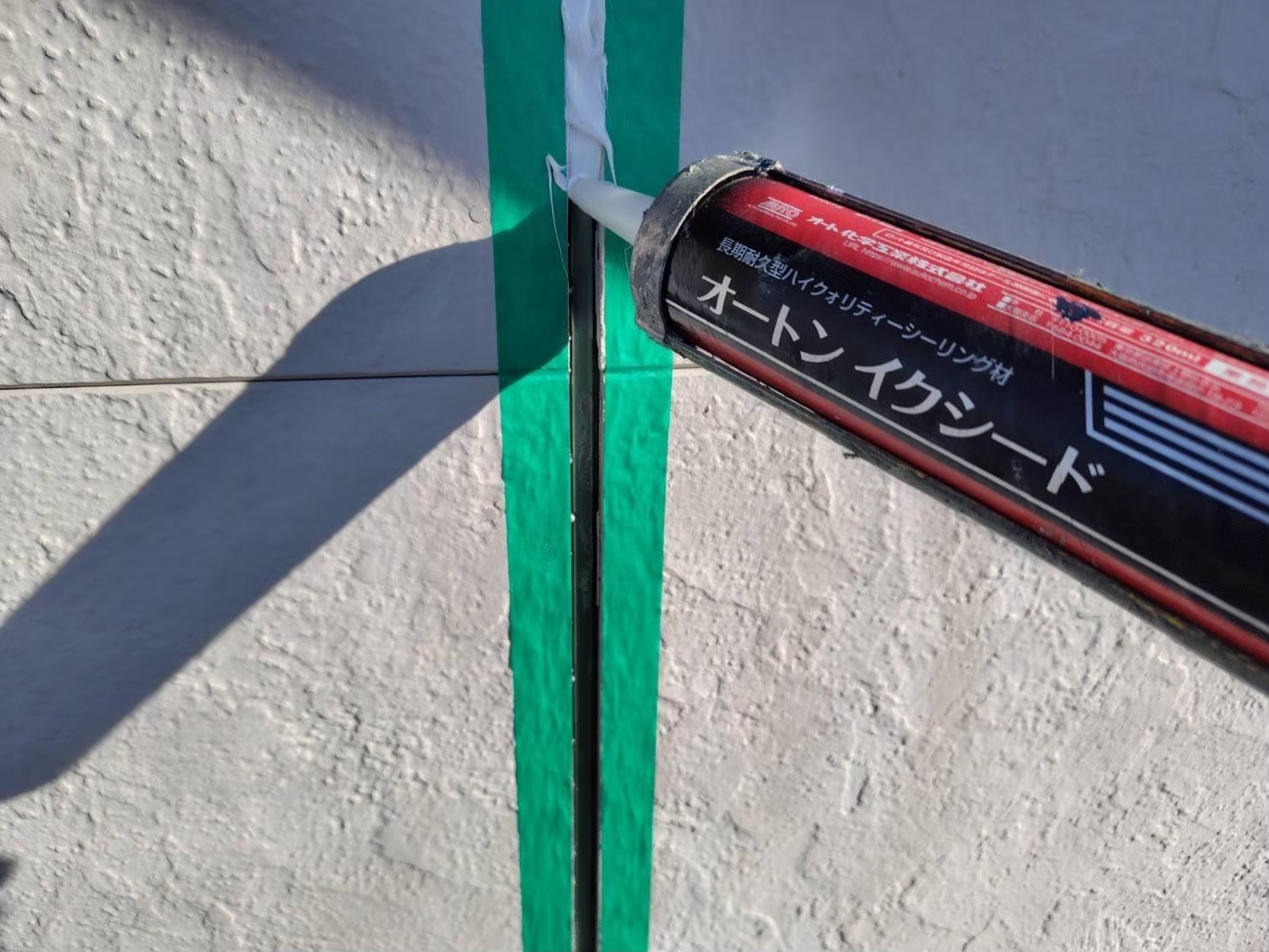 シーリング材を充填中