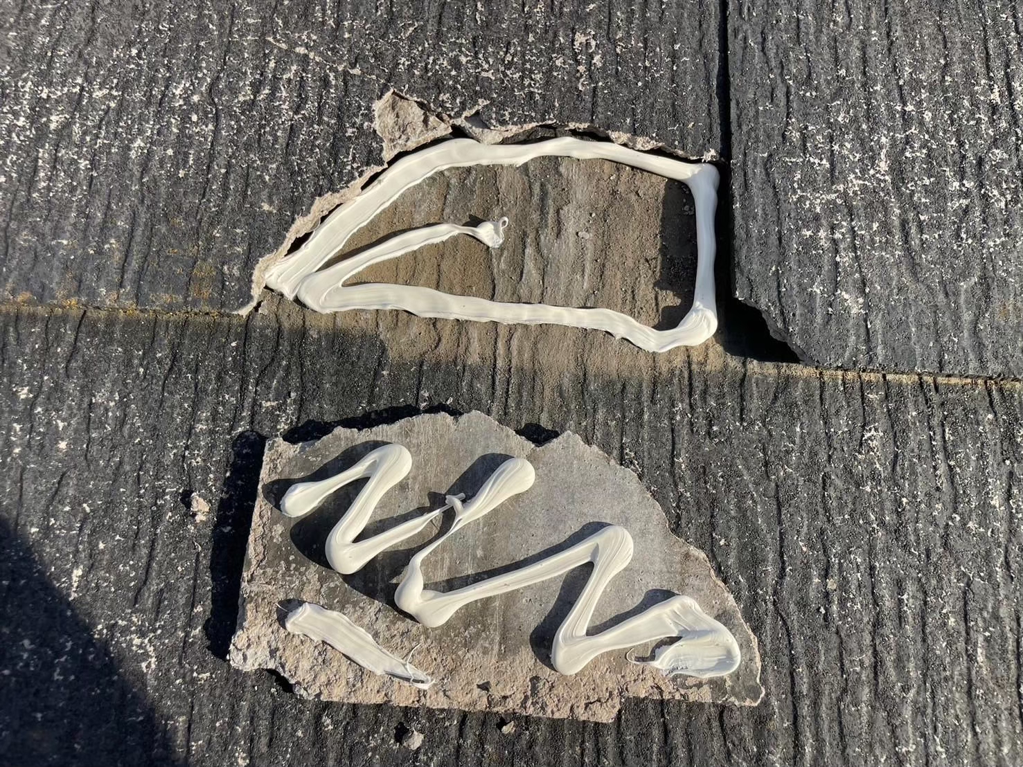 補修材でスレート屋根材を固定