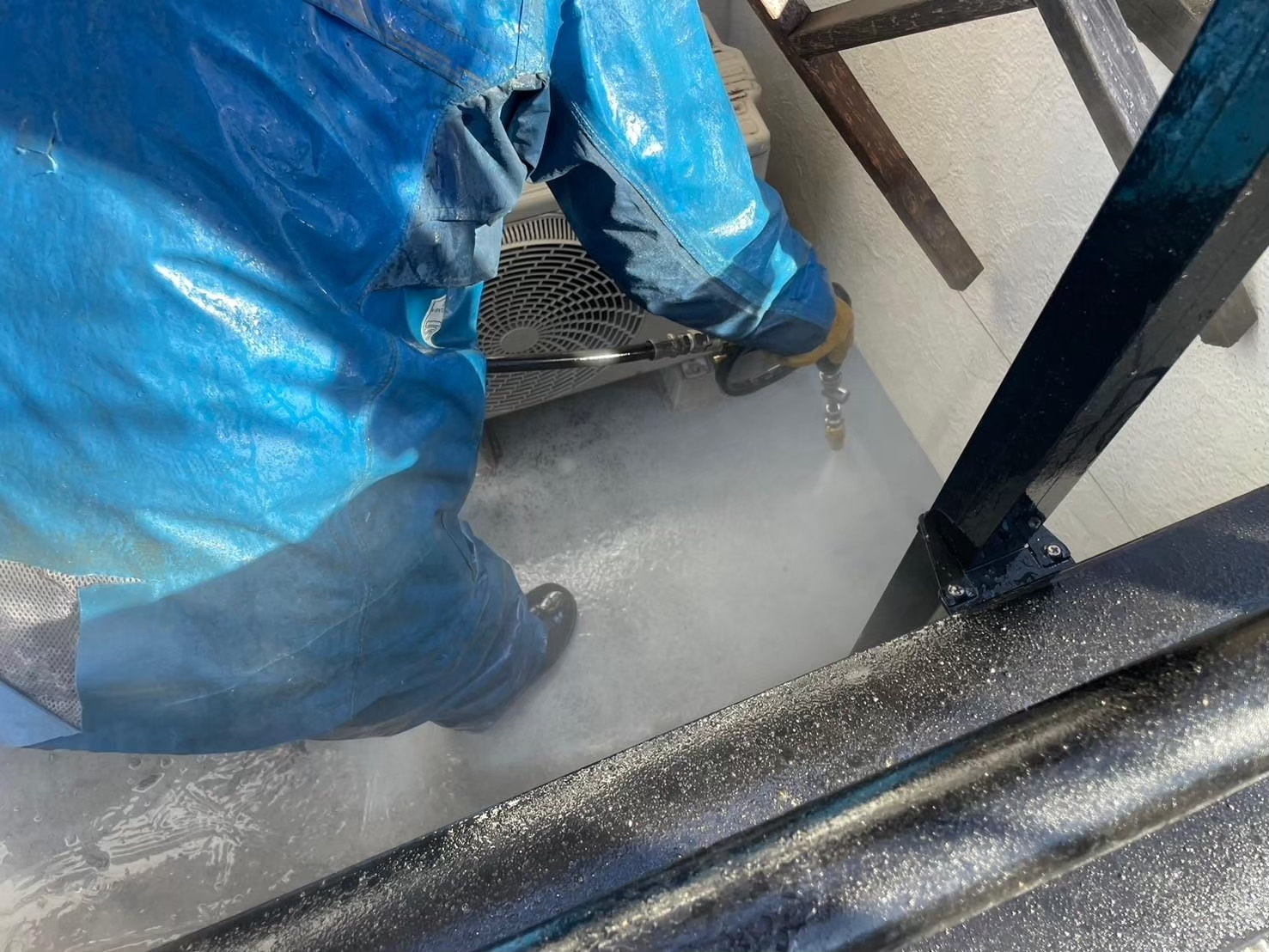 バルコニー床の汚れを高圧洗浄で落とす