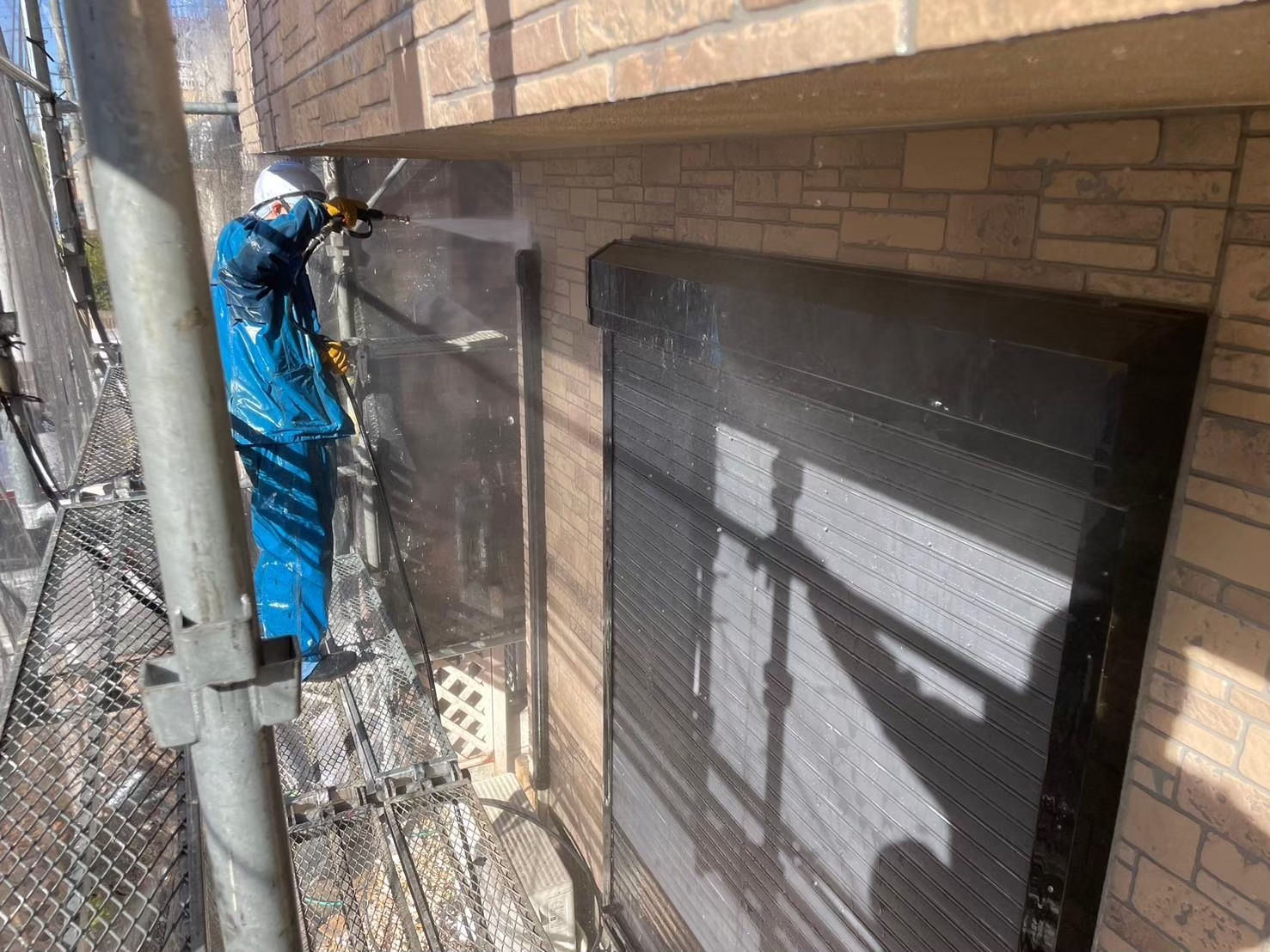 春日部市で屋根工事とあわせて外壁補修を行ったお宅の高圧洗浄、シーリング打ち替え